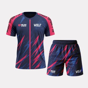 Könnte beinhalten: Ein kurzärmeliges Sportshirt und Shorts-Set in Marineblau mit leuchtend pinken Akzenten. Das Shirt zeigt den Text RUN SPORTS und WOLF, einen vertikalen pinken Streifen und abstrakte Blitzmuster. Die Shorts sind im gleichen Design gehalten.