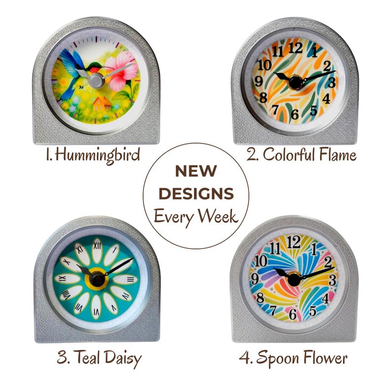 Op de afbeelding: Vier kleine, zilverkleurige klokken met verschillende wijzerplaatontwerpen. De ontwerpen omvatten een kolibrie, kleurrijke vlam, teal madeliefje en lepelbloem. De tekst "NEW DESIGNS Every Week" is ook aanwezig.