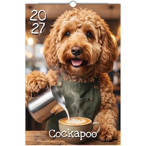 Op de afbeelding: Een wandkalender voor 2027 met een goudbruine, krulharige hond in een donkergroen schort. De hond schenkt gestoomde melk uit een zilverkleurige metalen kan in een keramische koffiekop. De tekst 2027 en Cockapoo staat op de pagina gedrukt.