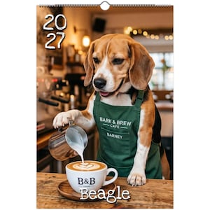 Könnte beinhalten: Ein Wandkalender für 2027 mit einem Beagle, der eine grüne Schürze mit dem Text Bark & Brew Cafe und dem Namen Barney trägt. Der Hund gießt Milch aus einem Metallkännchen in eine weiße Kaffeetasse mit der Aufschrift B&B auf einer Holzoberfläche.