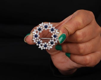 Broche inspirado en una flor de zafiro azul, broche redondo de diamantes cultivados en laboratorio, blanco y azul, para hombre o mujer, regalo de aniversario de boda, oro de 14 quilates.