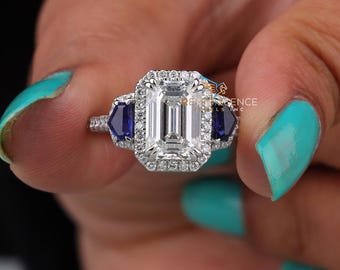 Anillo Art Déco con milgrain, tres piedras con diamantes cultivados en laboratorio de talla esmeralda y escudo, zafiro azul creado en laboratorio y anillo de compromiso con diamantes.