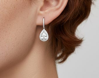Pendientes de diamantes cultivados en laboratorio de 3,45 quilates con forma de pera, con halo en forma de lágrima y cierre de seguridad. Pendientes de diamantes con certificación IGI, color D y claridad VS2.