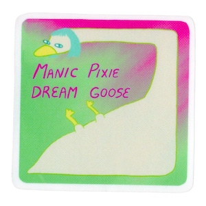Puede incluir: Pegatina cuadrada con una ilustración de dibujos animados de un ganso blanco con pelo azul y pies amarillos. El texto "MANIC PIXIE DREAM GOOSE" está escrito en rosa. El fondo es verde y rosa.