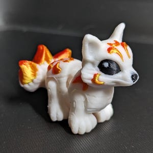 Winziges Kitsune-Fuchsküken – 3D-gedruckte, bewegliche Figur mit orangefarbenen Schwänzen