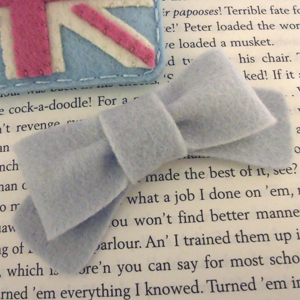 NO SLIP Wool felt hair clip -Silver grey bow -mini