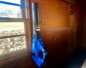 Accesorio de montaje en pared para soplador de hojas Kobalt de 40 V