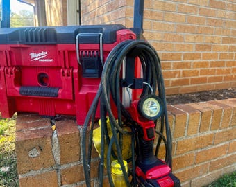 Gancho multiusos para colgar cables, tubos y herramientas Milwaukee PACKOUT con montaje en riel