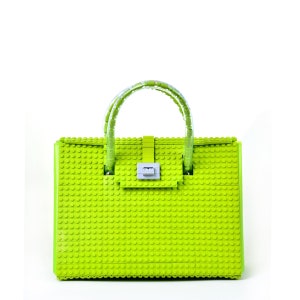 Peut inclure: Un sac &agrave; main vert lime en blocs de construction en plastique. Le sac a une poign&eacute;e sup&eacute;rieure et une fermeture &agrave; fermoir.
