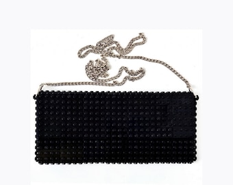 Pochette noire sur une chaîne entièrement faite de briques LEGO