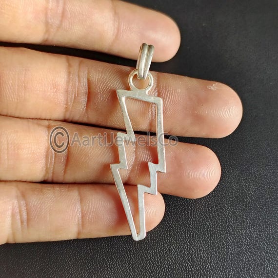 Collana con fulmine in argento sterling placcato oro 14K e ciondolo minimalista a forma di tuono - Italia