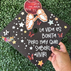 Grillige ruimte / Grad Cap Topper / Birrete personalizado / Grad Cap / Custom Grad Cap Topper