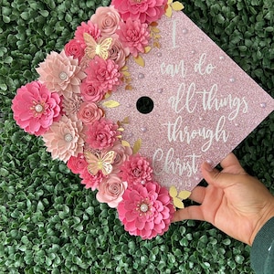Todo lo puedo en Cristo. Adorno para birrete de graduación/birrete personalizado.