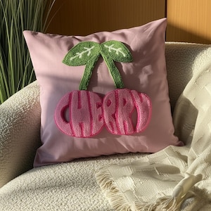 Cojín con inserto de aguja de cerezo, hecho a mano, con mechones, bonito cojín con acento de fruta, con toques de rosa y verde, decorativo.