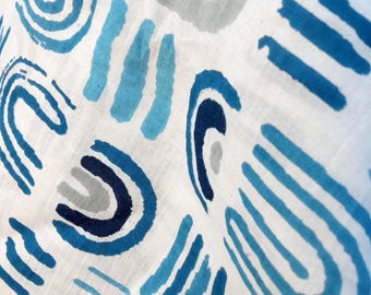 Blauwe abstracte regenboog katoenen stof op maat gesneden, moderne geometrische print stof, Boho kinderkamer decor textiel, quilten naaien ambachtelijke stof