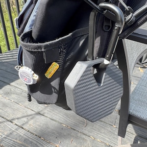 Portapillole da 7 giorni - Finitura in fibra di carbonio sintetica - Chiusura magnetica soddisfacente