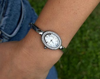 Reloj de vestir vintage Armitron Quartz con correa chapada en oro, para muñeca pequeña.