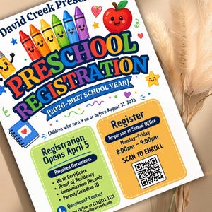 K&ouml;nnte beinhalten: Bunte Anmelde-Flyer f&uuml;r den Kindergarten mit Cartoon-Buntstiften, einem Apfel und einer Sonne. Der Flyer k&uuml;ndigt die Anmeldung f&uuml;r das Schuljahr 2026-2027 an, die am 5. April beginnt. Enth&auml;lt erforderliche Dokumente und Kontaktinformationen.