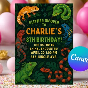 Peut inclure: Une invitation d'anniversaire avec des illustrations de reptiles et d'amphibiens sur fond vert foncé. Le texte indique "Slither on Over to Charlie's 8th Birthday!" avec les détails de l'événement. Un logo Canva est dans le coin inférieur droit.