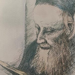 Könnte beinhalten: Eine Schwarzweißzeichnung mit Feder und Tinte eines Mannes mit Bart, der einen Hut trägt und ein Buch liest.