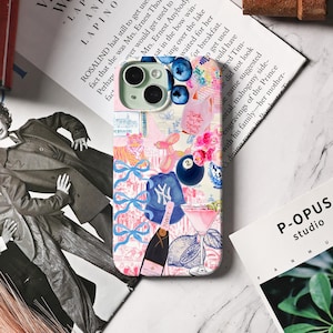 Peut inclure: Une coque de téléphone colorée avec un collage d'images, dont une casquette de baseball, un verre à martini, une bouteille de champagne et un nœud bleu et blanc à rayures. La coque présente également le texte "Thank You For Being You".