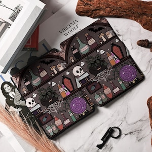 Pu&ograve; includere: Una custodia per telefono illustrata di colore nero e viola con un design di uno scaffale pieno di boccette di pozioni, teschi e una sfera di cristallo. Il design &egrave; su uno sfondo scuro con ragnatele.