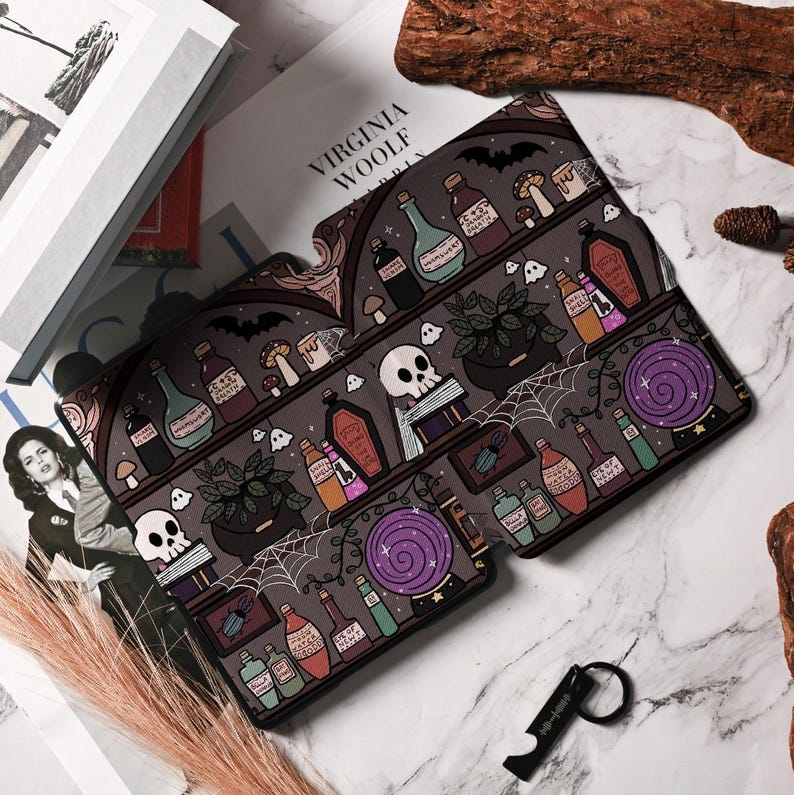 Pu&ograve; includere: Una custodia per telefono illustrata di colore nero e viola con un design di uno scaffale pieno di boccette di pozioni, teschi e una sfera di cristallo. Il design &egrave; su uno sfondo scuro con ragnatele.