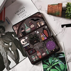 Pu&ograve; includere: Un'illustrazione in bianco e nero di uno scaffale pieno di bottiglie di pozioni, un teschio, una ragnatela, una sfera di cristallo e altri oggetti magici. Lo scaffale &egrave; decorato con un pipistrello, funghi e fantasmi. Il testo sulle bottiglie include "Veleno di serpente", "Incantesimi", "Occhio di tritone" e "Respiro di drago".