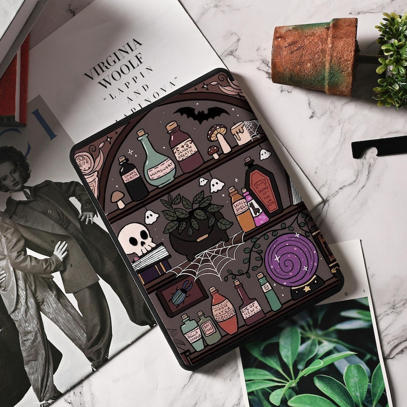 Pu&ograve; includere: Un'illustrazione in bianco e nero di uno scaffale pieno di bottiglie di pozioni, un teschio, una ragnatela, una sfera di cristallo e altri oggetti magici. Lo scaffale &egrave; decorato con un pipistrello, funghi e fantasmi. Il testo sulle bottiglie include "Veleno di serpente", "Incantesimi", "Occhio di tritone" e "Respiro di drago".