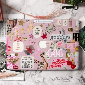 Puede incluir: Un portátil rosa decorado con pegatinas de colores. Las pegatinas presentan varios diseños, incluyendo corazones, estrellas, ángeles y texto. Algunos de los textos incluyen "lucky", "goddess", "karma", "to the world with love", "444", "main character energy", y "don't be a lady be a legend".