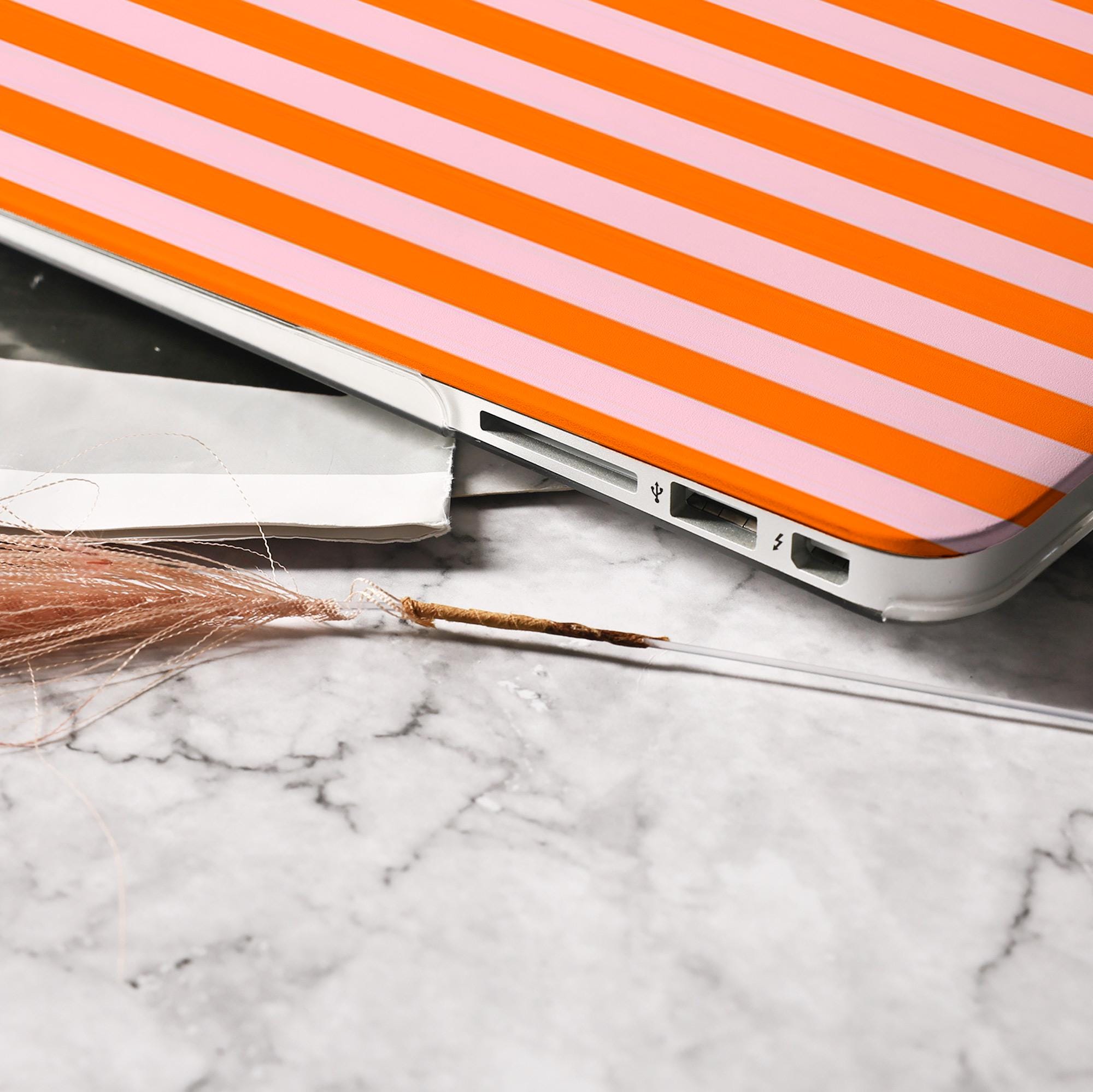オレンジストライプ柄MacBookケースカバー（2025年版Air 13/15インチ