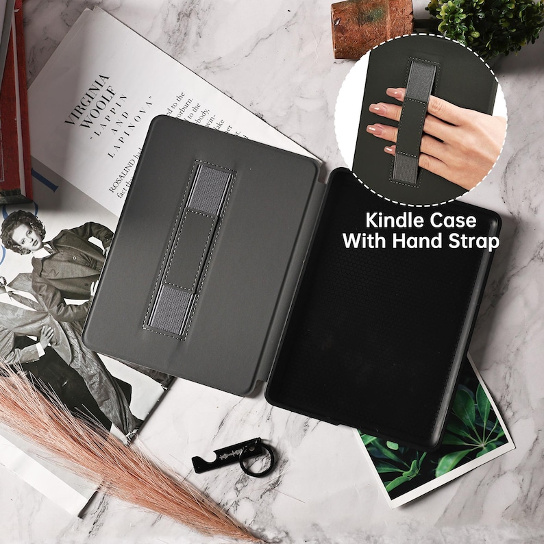 Pu&ograve; includere: Una custodia grigia per Kindle con un cinturino da polso. La custodia ha un supporto integrato e un cinturino elastico grigio per tenere il Kindle.