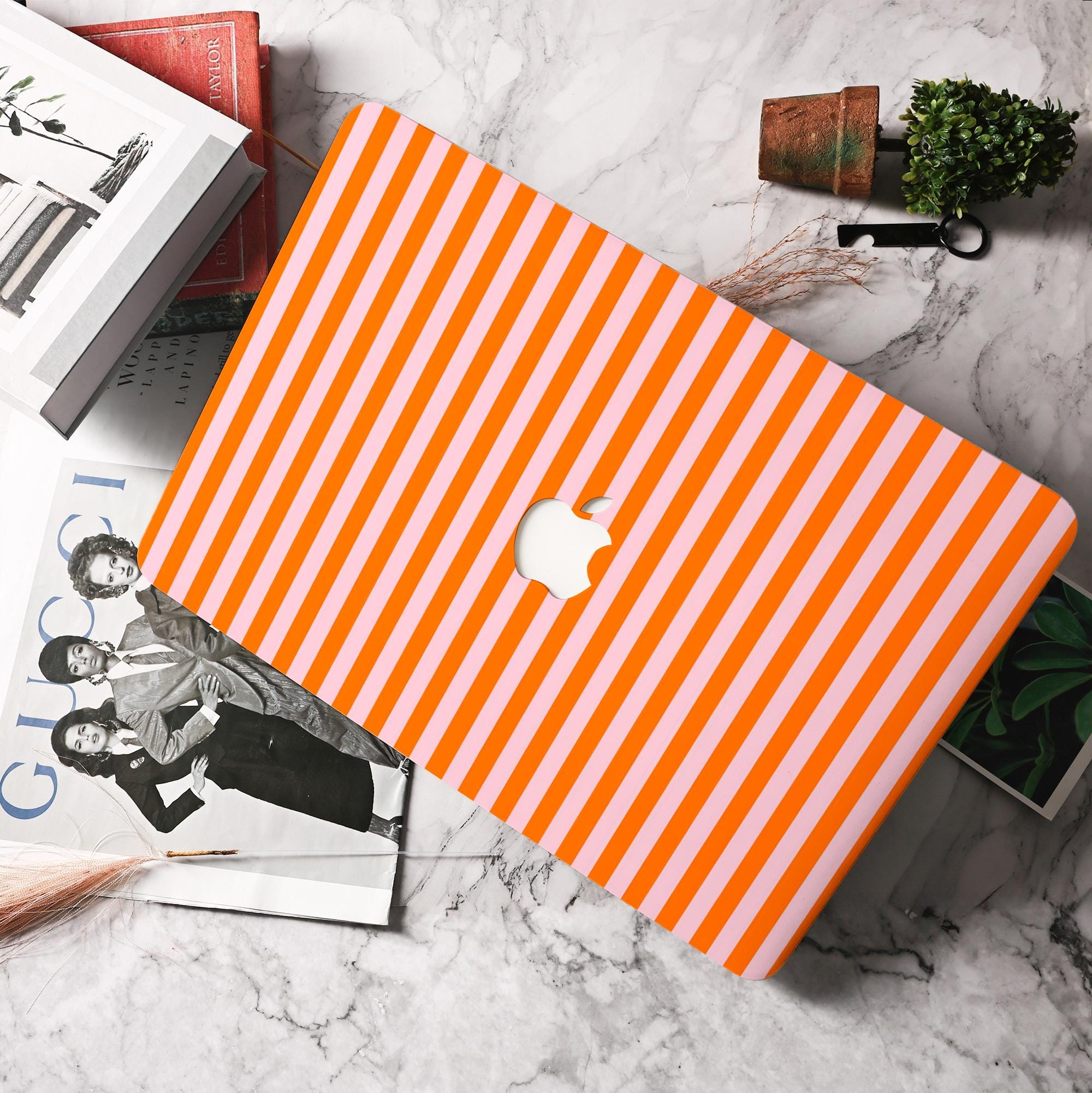 オレンジストライプ柄MacBookケースカバー（2025年版Air 13/15インチ