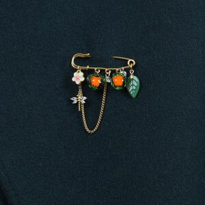 Spilla a forma di cachi in vetro, spilla dorata in stile vintage con libellula, regalo per la festa della mamma.
