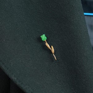 Handgemaakte groene jade lelietje-van-de-dalen broche, reversspeld met bladgoud.