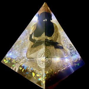 Buddha della piramide illuminata
