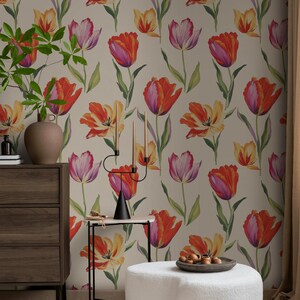 Carta da parati floreale con tulipani colorati / murale con fiori primaverili audaci / arredamento per la casa vibrante