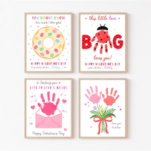 Op de afbeelding: Vier ingelijste Valentijnsdag prints. Eén heeft een donut met hagelslag en de tekst "You donut know how much I love you!". Een andere toont een lieveheersbeestje en de tekst "BANG loves you!". De derde heeft een handafdruk in een envelop.
