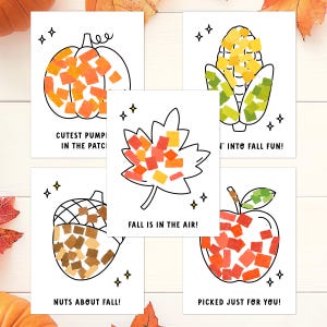 Peut inclure: Cinq cartes blanches avec des illustrations sur le th&egrave;me de l'automne. Chaque carte pr&eacute;sente une image diff&eacute;rente : une citrouille, du ma&iuml;s, une feuille, un gland et une pomme. Les images sont remplies de morceaux de papier color&eacute;s. Le texte sur les cartes se lit : Cutest Pumpin in the Patch, Into Fall Fun!