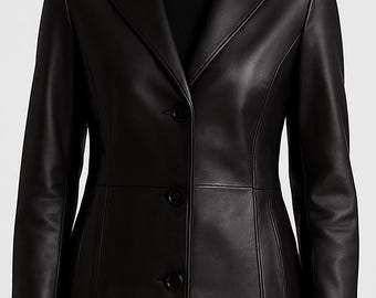 Pode incluir: Um casaco de couro preto com gola de lapela clássica e fecho de três botões. O casaco tem mangas compridas e um corte sob medida, adequado para roupa exterior. O casaco é de cor preta lisa.