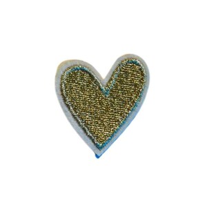 Könnte beinhalten: Ein herzförmiger Aufnäher mit goldfarbenem Metallic-Mittelteil und hellblauem Rand. Der Aufnäher ist mit einem strukturierten Design bestickt, und die Herzform ist vor dem weißen Hintergrund deutlich erkennbar. Geeignet für Kleidung oder Accessoires.