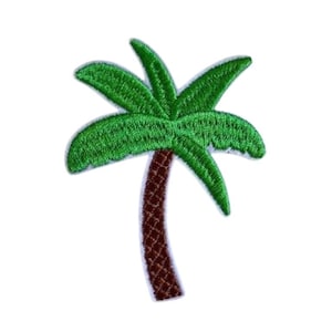 Könnte beinhalten: Ein gestickter Aufnäher in Form einer Palme. Der Baum hat einen braunen, strukturierten Stamm mit einem gitterartigen Muster und leuchtend grüne Palmwedel, die sich nach oben erstrecken. Das gesamte Design ist mit einem weißen Rand versehen.