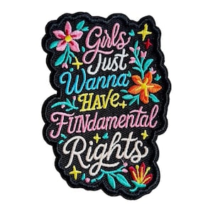 Könnte beinhalten: Ein schwarzer Stickaufnäher mit dem Text Girls Just Wanna HAVE FUNdamental Rights in rosa, blauem, gelbem und weißem Garn. Das Design ist mit bunten Blumenmotiven und kleinen Sternformen verziert, die sich von einem dunklen Hintergrund abheben.