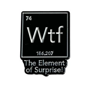 Könnte beinhalten: Eine schwarze, rechteckige Emaille-Anstecknadel im Design eines Elements aus dem Periodensystem. Sie zeigt die Zahl 74, die Buchstaben Wtf und die Zahl 186,207. Unter dem Rechteck steht der Text The Element of Surprise! in silberner Schrift.