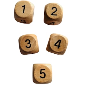 Könnte beinhalten: Fünf Würfel aus Holz, die Zahlen von 1 bis 5 in Schwarz zeigen. Die Würfel sind hellbraun und haben abgerundete Kanten. Die Zahlen sind mittig auf jeder Seite angeordnet. Die Würfel sind vor einem weißen Hintergrund verstreut.