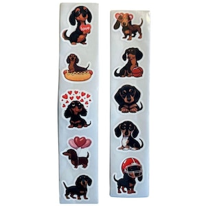 Könnte beinhalten: Zwei Stickerstreifen mit Cartoon-Dackeln in verschiedenen Posen. Ein Hund hält ein Herz mit der Aufschrift "love", ein anderer liegt auf einem Hotdog, und andere haben Herzballons oder einen Footballhelm. Die Hunde sind schwarz und braun.