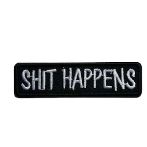 Patch Aufnäher „Shit Happens“, Lustiger Spruch Bügelpatch mit schwarzem Humor, Sarkasmus Aufnäher zum Aufnähen oder Aufbügeln Zuversicht
