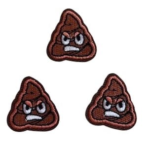 Könnte beinhalten: Drei braune gestickte Aufnäher, jeder in Form eines Kothaufens mit einem wütenden Cartoon-Gesichtsausdruck. Die Aufnäher bestehen aus dunkelbraunem Garn für die Grundform, weißem Garn für Augen und Zähne sowie schwarzen Konturlinien.