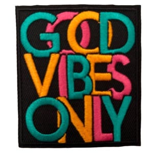 Könnte beinhalten: Gestickter Aufnäher mit den Worten "GOOD VIBES ONLY" in türkisfarbenen, orangefarbenen und pinkfarbenen Buchstaben auf schwarzem Hintergrund. Der Aufnäher ist rechteckig und hat einen gestickten Rand.