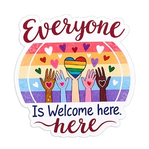 Könnte beinhalten: Ein gestanzter Aufkleber mit einem Regenbogenhintergrund und dem Text "Everyone Is Welcome here." Das Design zeigt fünf Hände in verschiedenen Hauttönen, die nach oben gestreckt sind und ein zentrales Regenbogenherz halten, umgeben von kleinen bunten Herzen.